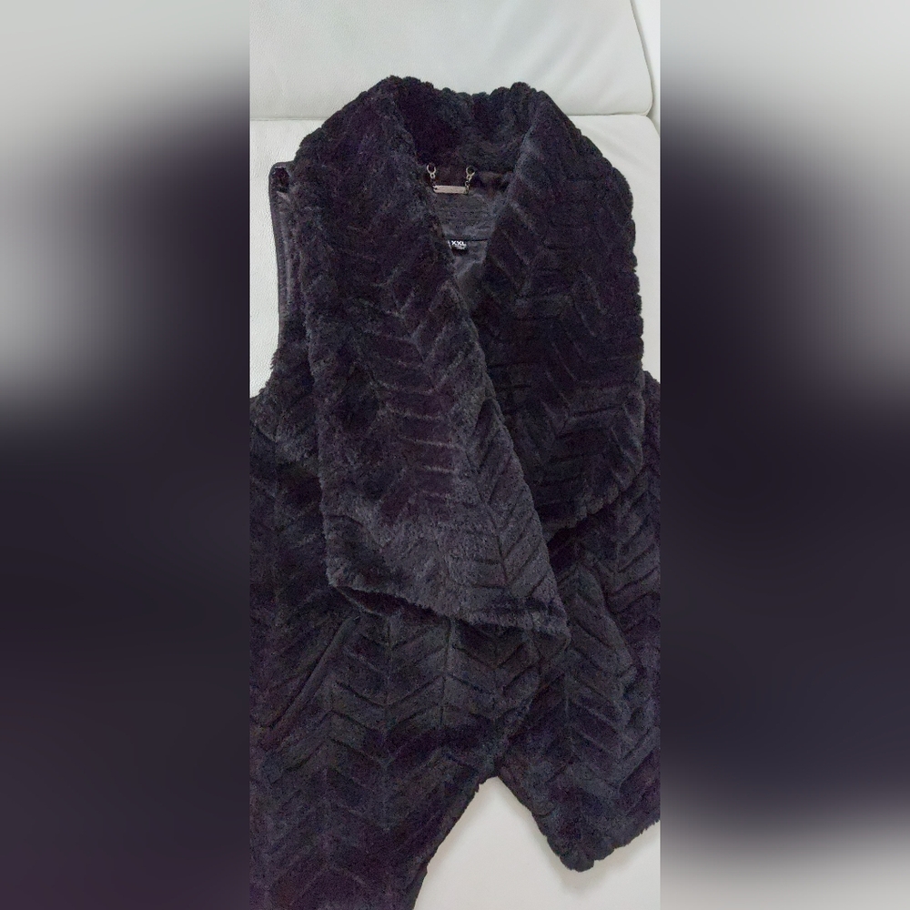 Jou Jou Black Textured Faux Fur Women's Vest. Beautuful!   Size: XXL.